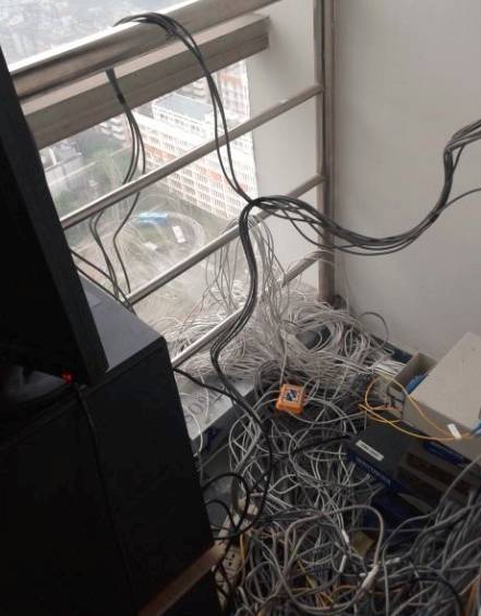 那些让人崩溃的机房网线与电脑网线 乱成一团的噩梦